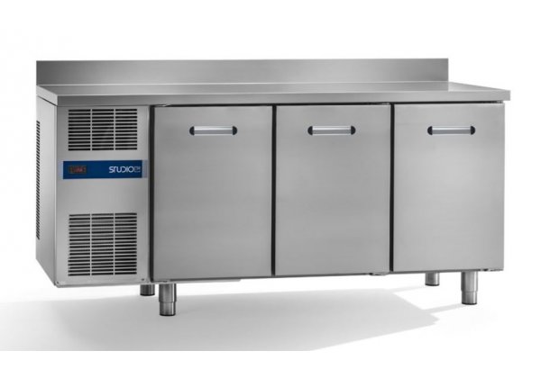 Studio-54 BasicLine Daiquiri 4P - 4 ajtós hűtött munkaasztal, fedlap felhajtással, GN1/1 rácspolccal, H660 mm