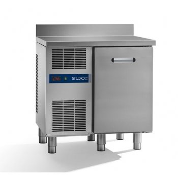 Studio54 BasicLine Daiquiri 1P+ - 1 ajtós hűtött munkaasztal, fedlap felhajtás; GN1/1 belső rácspoloccal, H660 mm